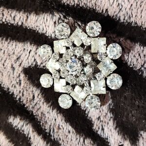 Beautiful vtg star Rhinestone crystal brooch